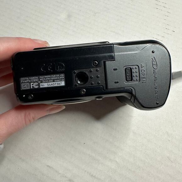 Fujifilm FinePix E900 Digital Camera 9MP 4x Zoom Works Tested Sm Cosmetic Flaw - Picture 3 of 11